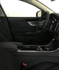 JAGUAR XF 2.0d 180 CV Pure Automatico JAGUAR XF 2.0d 180 CV Pure Automatico