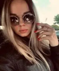 Sono una ragazza single alla ricerca di un uomo single Sono una ragazza single alla ricerca di un uomo single