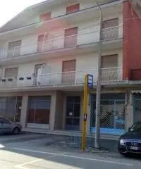 In vendita unico locale  plurivetrinato ad uso commerciale, laboratorio, terziario a Montanaro (Tori