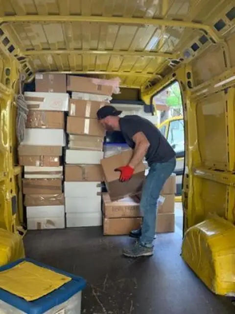 Traslochi, trasporti e fermo deposito Traslochi, trasporti e fermo deposito