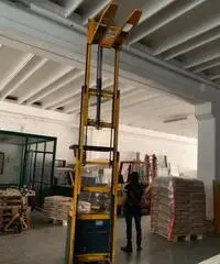 Traspallet elettrico con carica batterie usato Traspallet elettrico con carica batterie usato