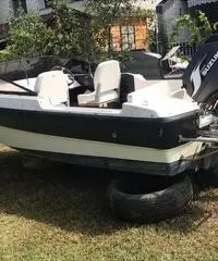 Motoscafo con motore