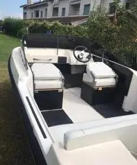 Motoscafo con motore