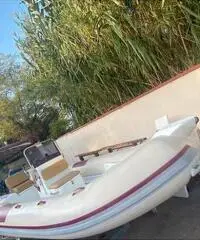 Gommone più motore e diritto di ormeggio Gommone più motore e diritto di ormeggio
