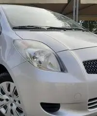 Toyota Yaris 1.0 5 porte Toyota Yaris 1.0 5 porte
