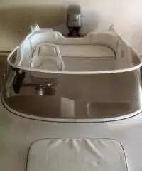 Motoscafo con motore