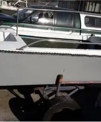 Barca 4,5 metri con carrello in acciaio Barca 4,5 metri con carrello in acciaio