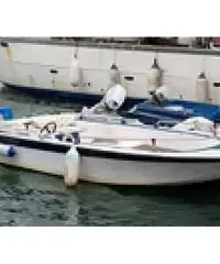 Barca con motore Barca con motore