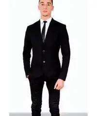 Cameriere e animatore, allenatore fitness, cassa. Cameriere e animatore, allenatore fitness, cassa.