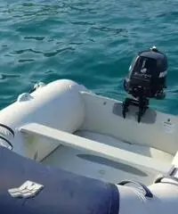 Gommone con motore Gommone con motore