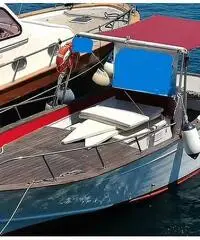 Barca in legno con motore entrobordo Barca in legno con motore entrobordo