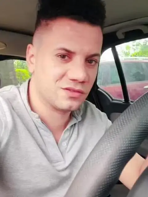 Cercò lavoro come autista Cercò lavoro come autista