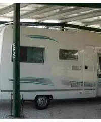 Camper al coperto fuori stagione d'uso Camper al coperto fuori stagione d'uso
