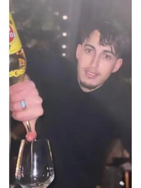 Barista, barman, cameriere, magazziniere, commesso Barista, barman, cameriere, magazziniere, commesso