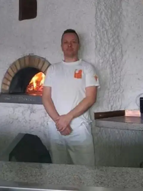 Pizzaiolo italiano professionista per Svizzera Pizzaiolo italiano professionista per Svizzera