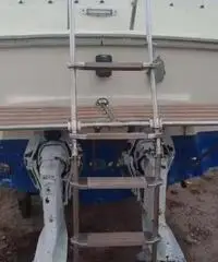 Barca con piccola cabina